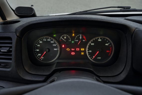 découvrez le guide complet des voyants du tableau de bord pour l'iveco daily 35c11 afin d'identifier rapidement les alertes et assurer l'entretien optimal de votre véhicule.