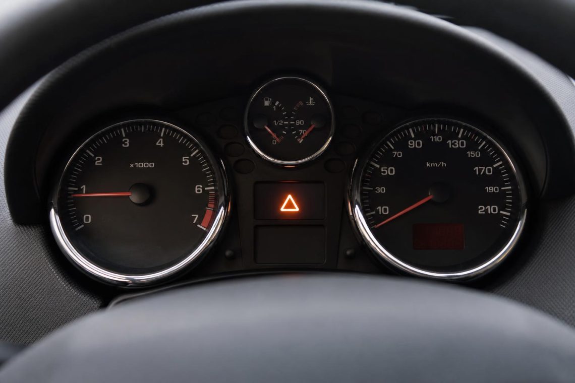 découvrez les raisons pour lesquelles le voyant triangle orange s'allume sur votre peugeot 207, ce qu'il signifie et comment y remédier rapidement pour assurer votre sécurité.