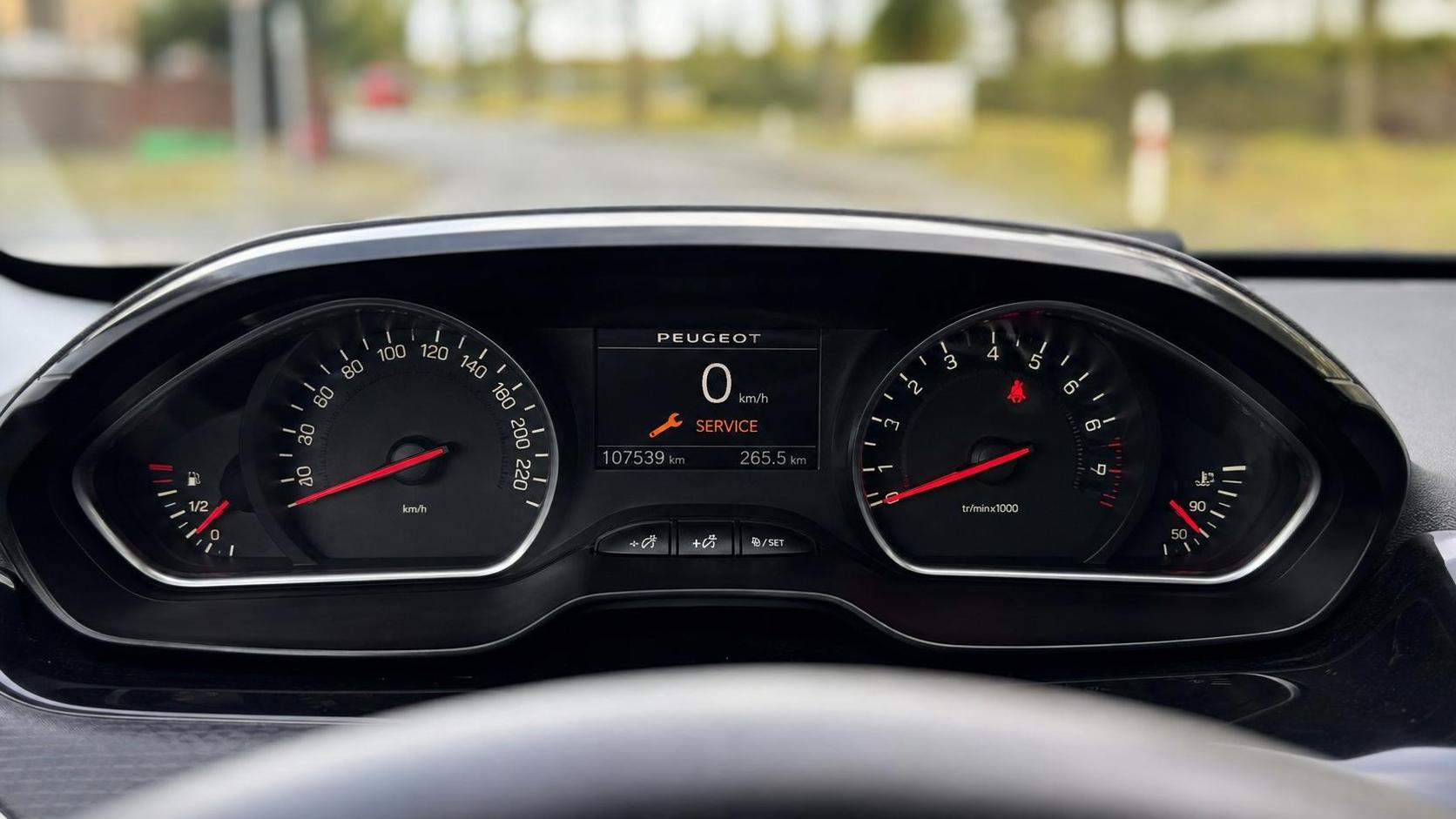 découvrez les étapes à suivre lorsque le voyant service s'allume sur votre peugeot 2008 pour assurer la sécurité et la bonne maintenance de votre véhicule.