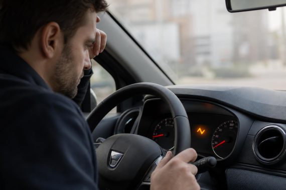 découvrez la signification du voyant orange zigzag sur votre dacia sandero et apprenez comment réagir rapidement pour assurer votre sécurité et celle de votre véhicule.