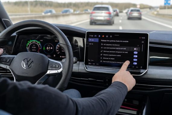 découvrez comment désactiver facilement l'aide au maintien de voie sur votre volkswagen grâce à notre guide étape par étape, pour une conduite personnalisée et en toute sécurité.