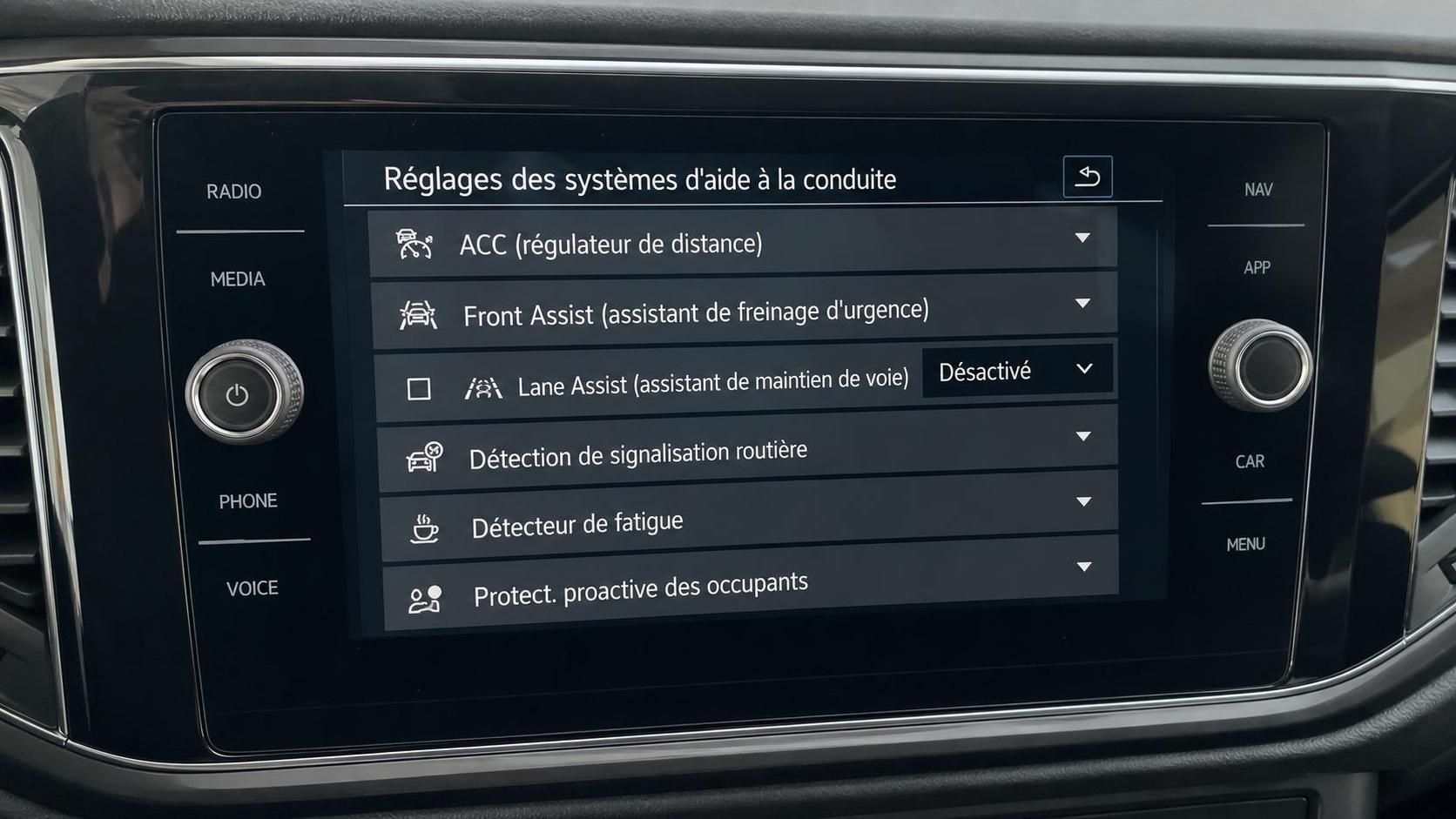 découvrez comment désactiver facilement l'aide au maintien de voie sur votre volkswagen grùce à notre guide simple et clair.