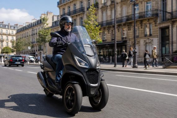 découvrez si le permis b vous permet de conduire un scooter 3 roues et quelles sont les conditions à respecter pour rouler en toute légalité.