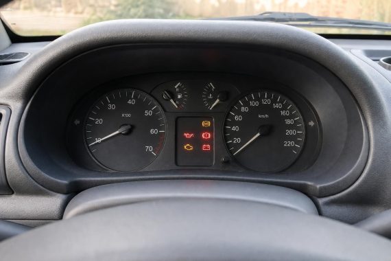 découvrez comment interpréter les voyants d'alerte de votre renault clio 2 1.5 dci pour assurer un entretien optimal et prévenir les pannes.