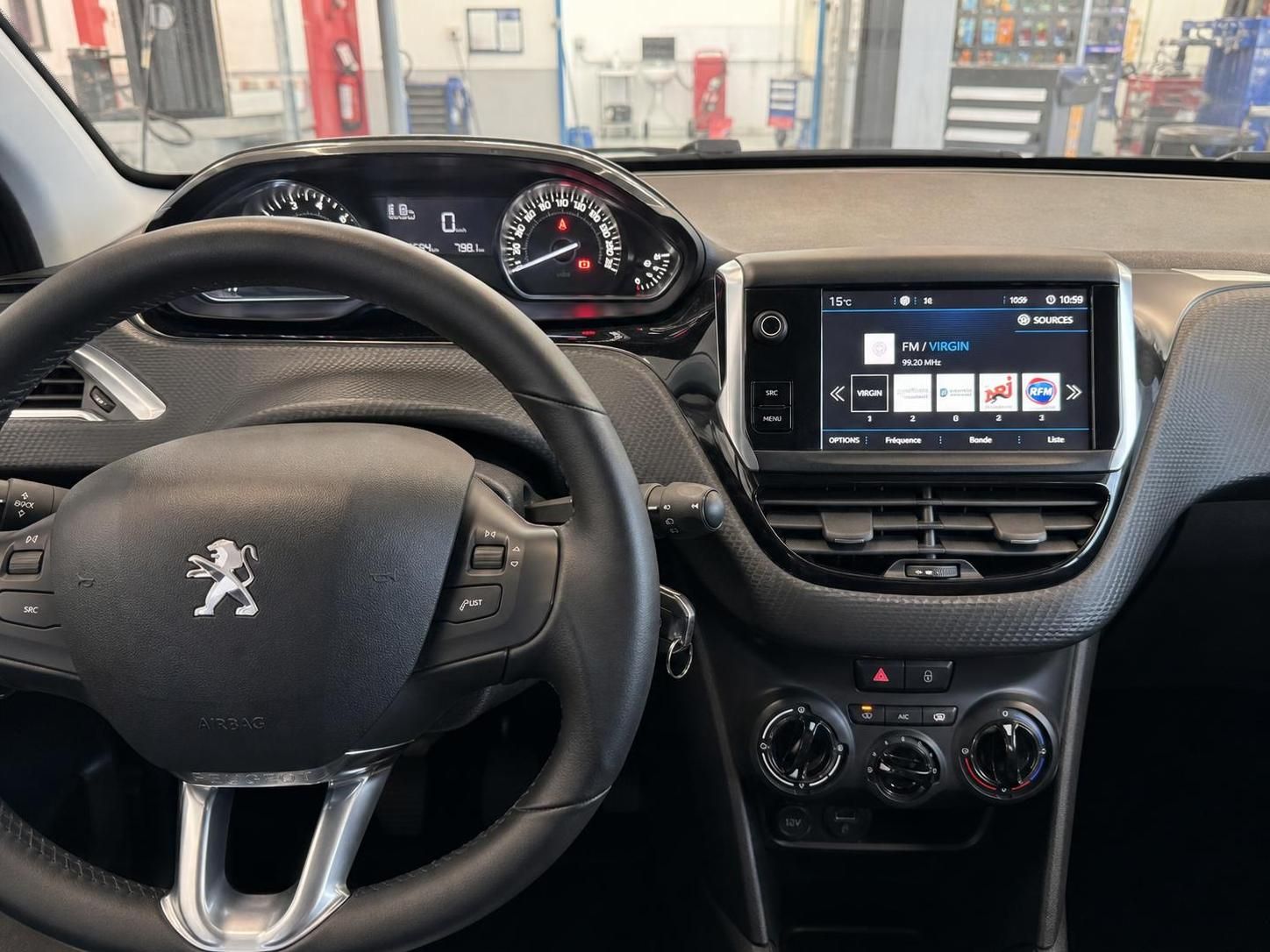 découvrez notre guide pratique pour remplacer facilement le contacteur tournant de votre volant et assurer le bon fonctionnement de vos commandes au volant.